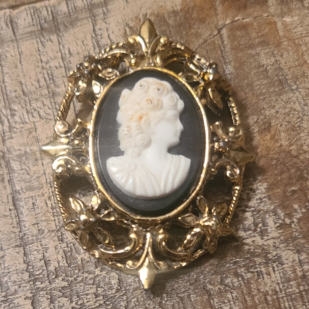 CAMEO GOLD OVERLAY FILIGREE BLACK BASE BROOCH OR PENDANT